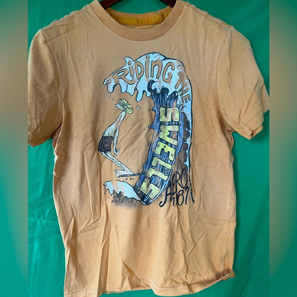 Aéropostal short sleeve t-shirt, adult size medium, creamsicle color. Uber-soft!